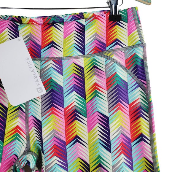 Fabletics Lima Capri, Arrows, UPF 50+,  Chafe Resisting, Capri Leggings, Lg, NWT - Picture 4 of 7